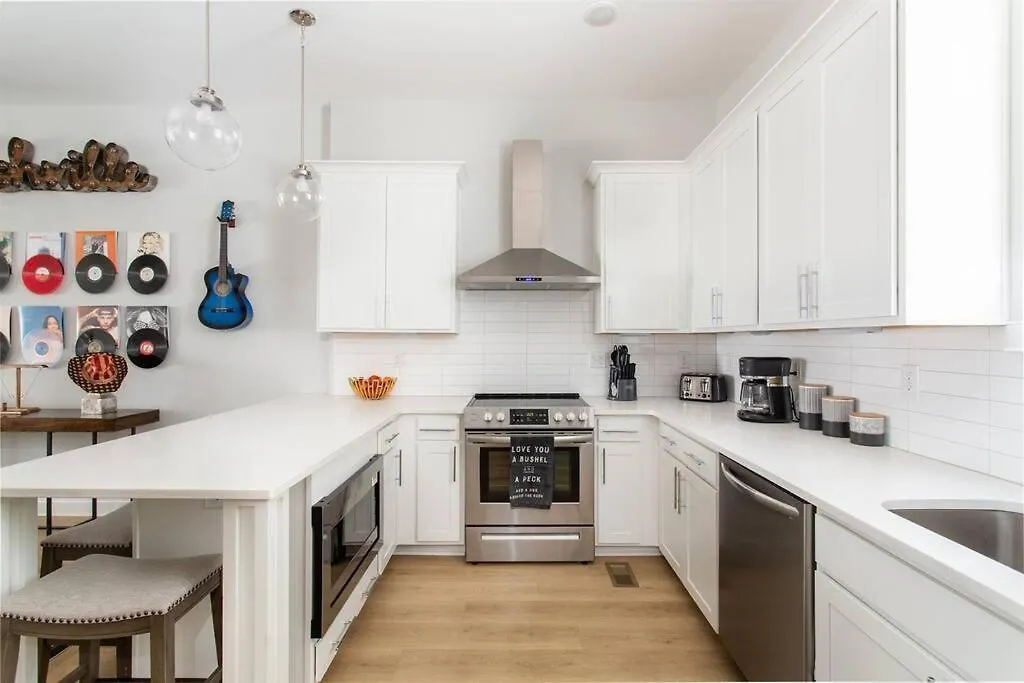 All Rooms With En-Suite Bath, Tv & Blackout Shades Нэшвилл